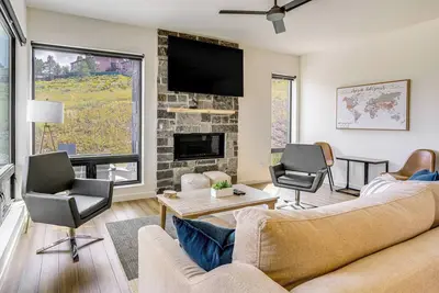 Image de Mtn-View 'Slopeside Chalet' in Granby Ranch!