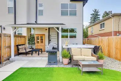 Image de Hot Tub & Mtn-View Rooftop Deck: Golden Home