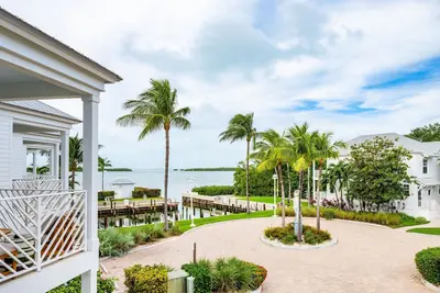 Image de 2 Spacious Units, Beachfront Property, Onsite Pool, Free Parking, Pet-friendly!