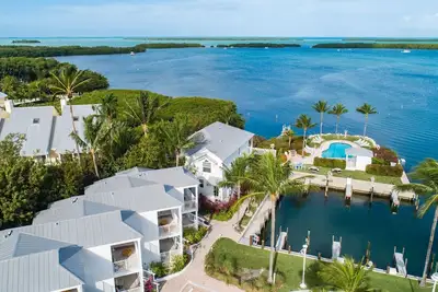 Image de Everything You Need For The Perfect Vacation! 3 Sleek Units, Beachfront, Pool