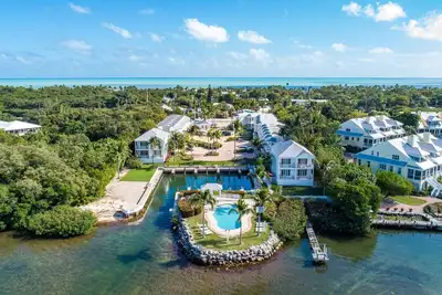 Image de High Tides and Good Vibes! 4 Spacious Units, Outdoor Pool, Free Parking