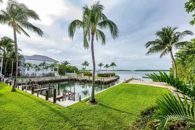 Image de Have Fun at this Beachfront Paradise with Outdoor Pools, Free Parking!