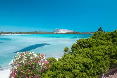 Image de Chambres confort San Teodoro avec salle de bain privée dans la chambre