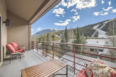 Cozy Keystone Condo, Walk to Lifts, Mountain Views, Fireplace, Pool & Hot Tub, Near Shops & Dining!
