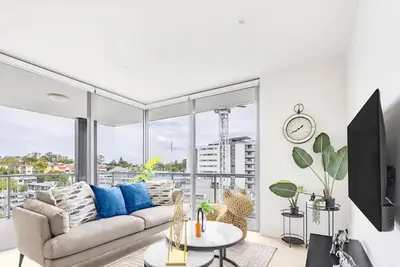 Image de Modern 3br Riverside Apt W/Parking near Shops&Park