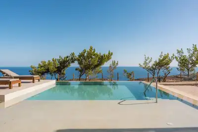 Image de Bask in the Sun & Sea Views, Your Dream Escape!