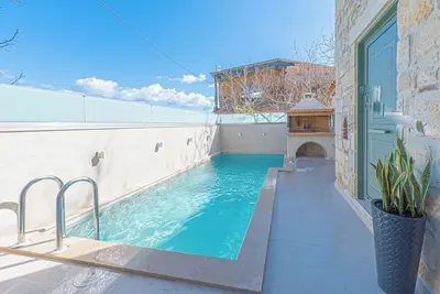 Image de Villa Nuelle! 15 minutes driving till sandy beach! Greek  village stylish villa!