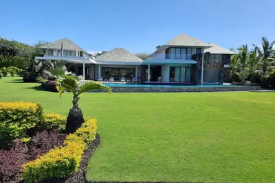Image de Villa luxe 5 ch de 600m2 avec immense piscine dans le domaine d'Anahita