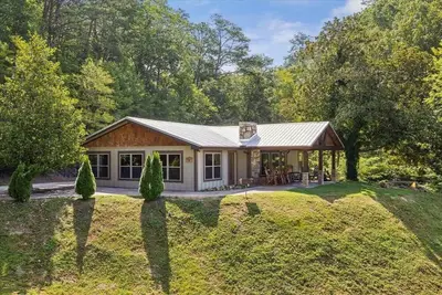 Image de Sharp Hollow by Beyond Expectations: 3br Cabin w/ Hot Tub, Game Room & Pond