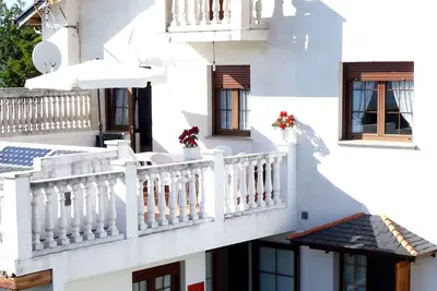 Image de Appartement dans une belle ville  Vues sur le jardin Bbq Grande terrasse