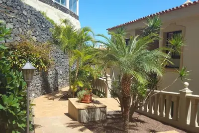 Image de Appartement 2 chambres avec vues imprenables sur la mer et piscine