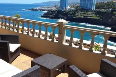 Image de Belle Suite sur falaise avec vue fabuleuse sur la mer, terrasse et piscine