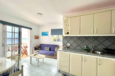 Image de Appartement avec Terrasse Privée et Vue Panoramique sur la Mer