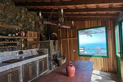 Image de Vue sur Mer et Barbecue dans cette Maison Rurale Confortable