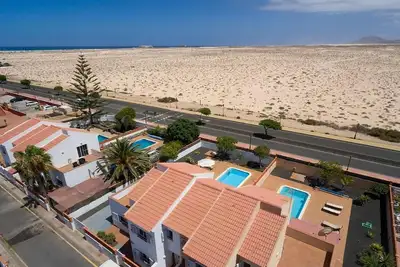 Image de Hébergement avec de belles vues sur la mer et le désert Piscine Bbq Wifi