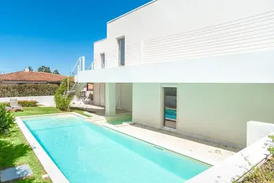 New! Stunning Modern Apartment with Swimming Pool