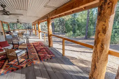 Image de Cozy rustic cabin nestled in the woods near Peppermint Falls.