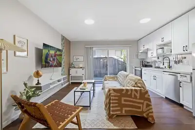 Image de Designer Daylight Basement: Near Edmonds Downtown
