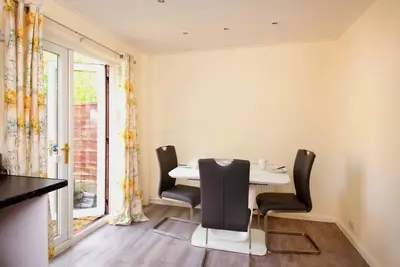 Image de Welcome to Mk Stylish Homes, your cozy retreat in Manchester! \n
