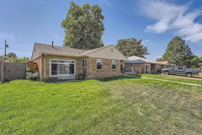 Pet-Friendly 3br Home in Park Hill, Extended Stay