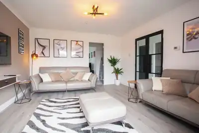 Modern 3 Bed Flat Balloch