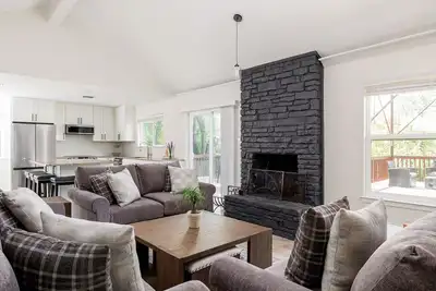 Image de Gorgeous Deck, Stunning Views - Treetop Vista by Portoro