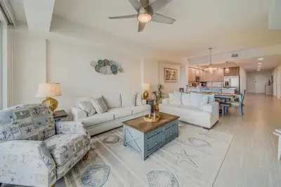 Image de Lux Waterfront Penthouse with Amenities & Services