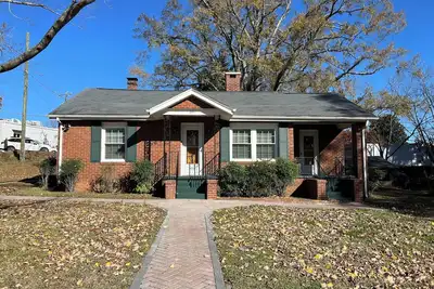 Image de Robin's House is a charming 2-bedroom cottage steps away from downtown Landrum.