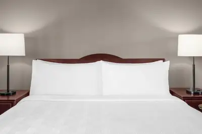 Image de Relaxing Bellevue Suite! Free Breakfast and Parking | 2 Family Ready Rooms