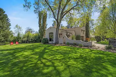 Image de Spacious 4-bedroom house in charming Medford with hot tub!