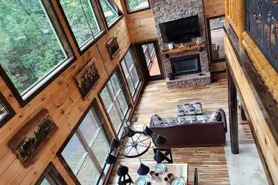 Image de Lux Cabin-Indoor\\Outdoor Living, large decks, hot tub, Bbq & Firepit, Game Room