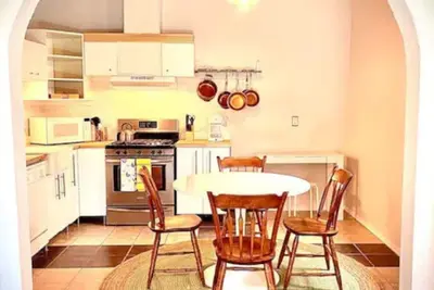 Image de Old Commercial Building with High Ceilings & Charm