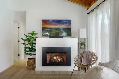 Image de Escape to the serene forests of Cashiers, North Carolina, at Silver Run Cottage.