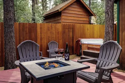 Image de Relaxing Big Bear A-Frame Cabin with Hot Tub, Fire Pit & King Bed