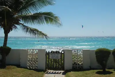 Image de Charming Beachfront apartment with WiFi in Christ Church