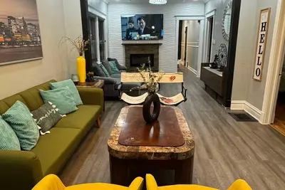Image de Cozy 3-bedrooms w\/ full kitchen bungalow in Chicago area (15-mins to downtown)