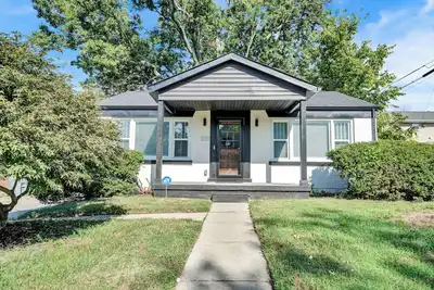 Image de Come stay at A Beauty off Broadway!