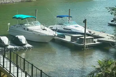 Image de Waterfront lake living in Lake Norman. Come relax and sit by water, jump in it!
