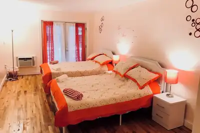 Image de Charming 4-bedroom, 2 bath, balcony  townhome in Queens