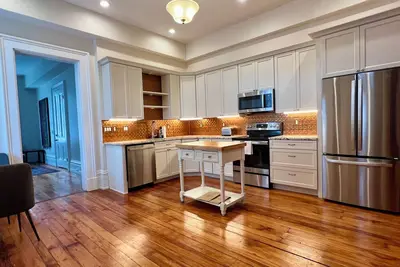 Charming quiet urban apartment with WiFi & Parking in amazing Over the Rhine!
