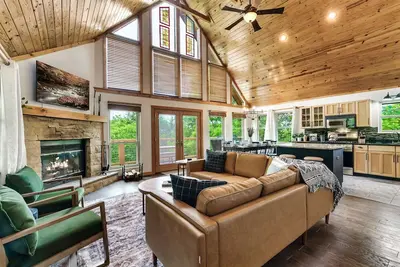 Image de A+ Location New Remodel Game Room, New Hot Tub, 2 King & 4 Queen Beds, Sleeps 12