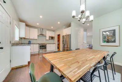 Image de 12 Mi to Seattle: Townhome w/ Fenced Yard