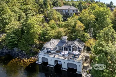 Image de 6 bed 5 bath cottage on Lake Muskoka