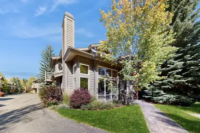 Beautiful townhome close to River Run with fireplace, jacuzzi tub, walk to town