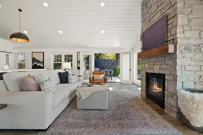 Image de Designer Home with Lake Views + Walk to Downtown
