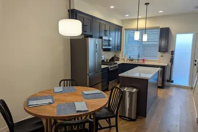 Image de The LuLu Belle - Charming and Modern 2br, 2. 5b Condo John's Landing, Portland