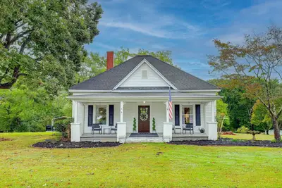 Image de 1925 Vintage Farmhouse Close to Everything