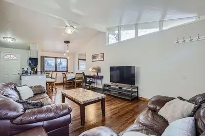 Image de Vaulted Ceilings & Modern Amenities Near Red Rocks & Denver