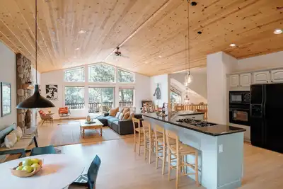 Image de Beautiful and Spacious Home - Walk to Lake & Beach