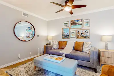 Image de One-bedroom condo with enclosed yard, patio, and close to parks